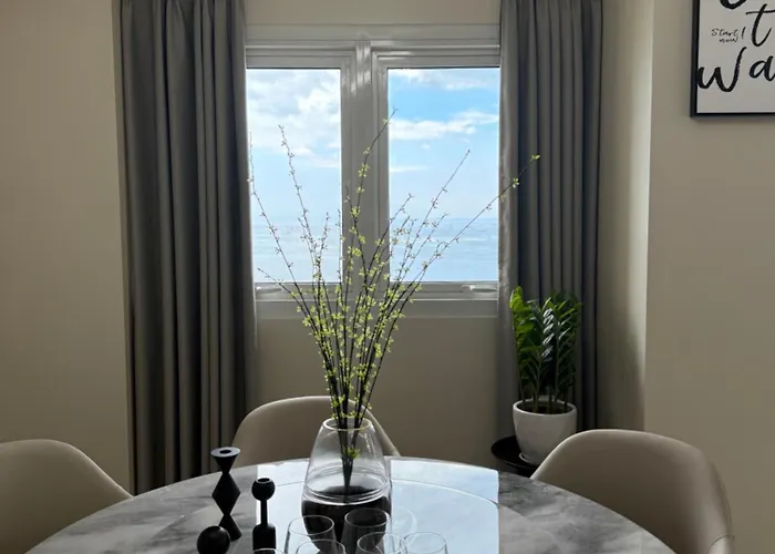 175 Sqm Luxurious Modern 3 Bedrooms Facing Bay Sunset, Airports, Okada, Solaire, Moa Manila