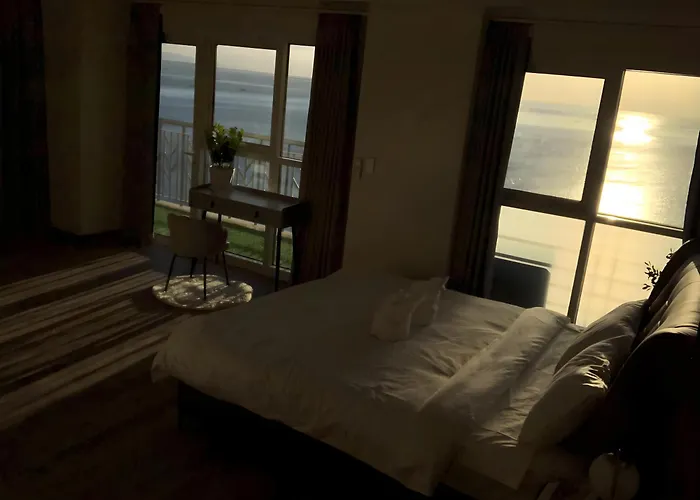 175 Sqm Luxurious Modern 3 Bedrooms Facing Bay Sunset, Airports, Okada, Solaire, Moa * Manila