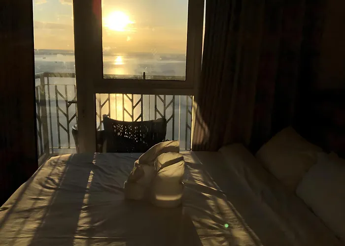 175 Sqm Luxurious Modern 3 Bedrooms Facing Bay Sunset, Airports, Okada, Solaire, Moa * Manila